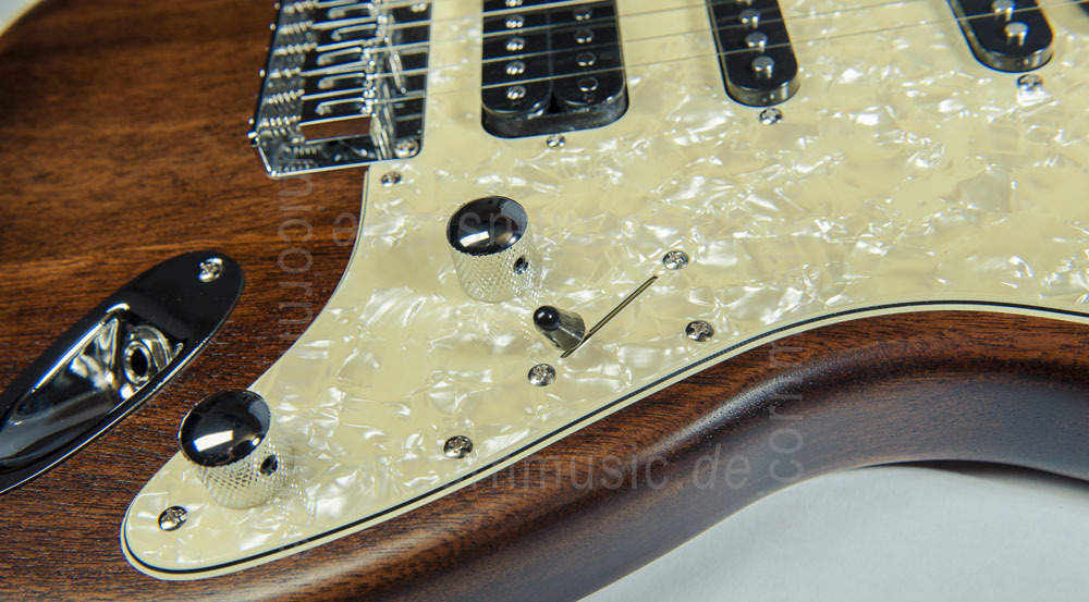 zur Artikelbeschreibung / Preis E-Gitarre BERSTECHER Old Whisky + Koffer - made in Germany