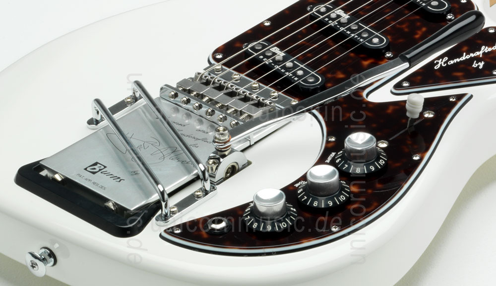 zur Artikelbeschreibung / Preis E-Gitarre BURNS HANK MARVIN SIGNATURE 1964 White + original Koffer