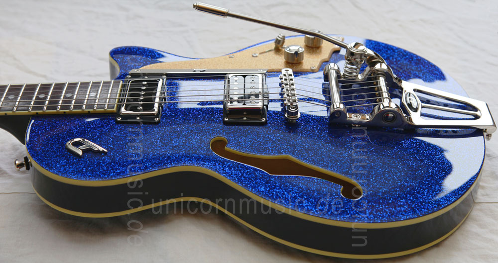 zur Artikelbeschreibung / Preis E-Gitarre DUESENBERG STARPLAYER TV - Blue Sparkle + Custom Line Case