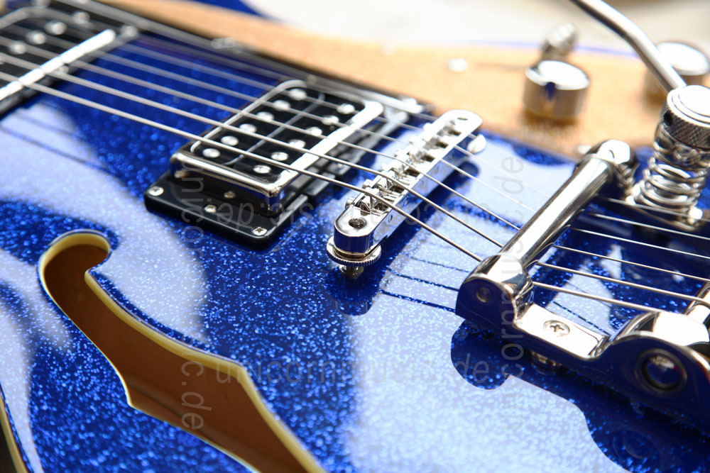 zur Artikelbeschreibung / Preis E-Gitarre DUESENBERG STARPLAYER TV - Blue Sparkle + Custom Line Case
