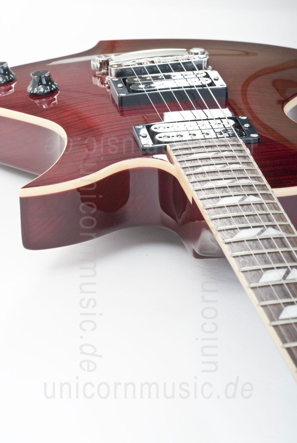 zur Artikelbeschreibung / Preis E-Gitarre FERNANDES RAVELLE DELUXE - Wine Red + Koffer