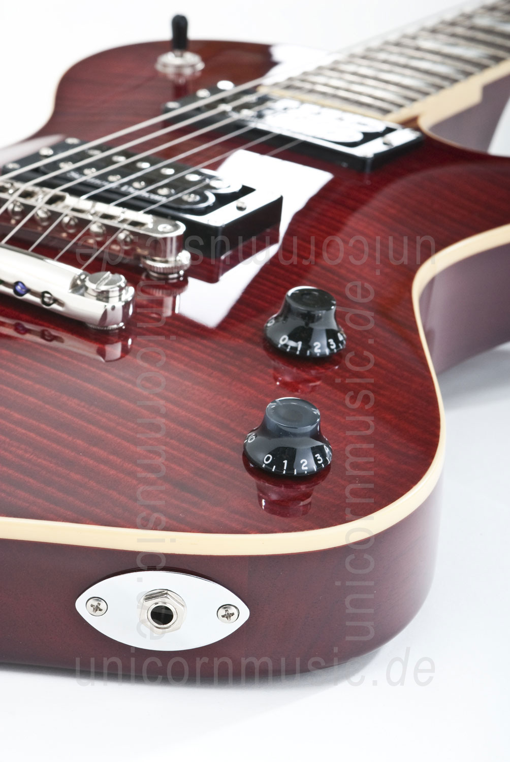 zur Artikelbeschreibung / Preis E-Gitarre FERNANDES RAVELLE DELUXE - Wine Red + Koffer