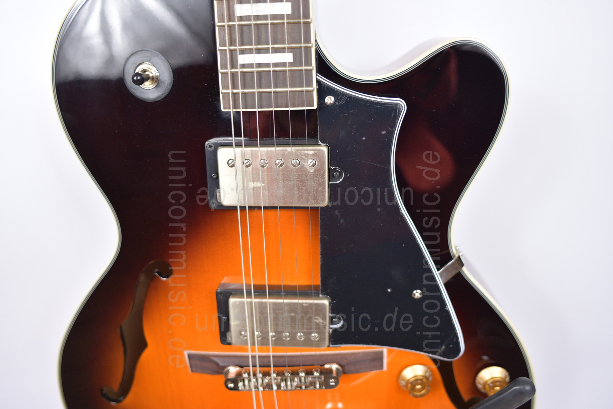 zur Artikelbeschreibung / Preis Halbresonanz Jazz-Gitarre CORT YORKTOWN Tobacco Burst + Bigsby 