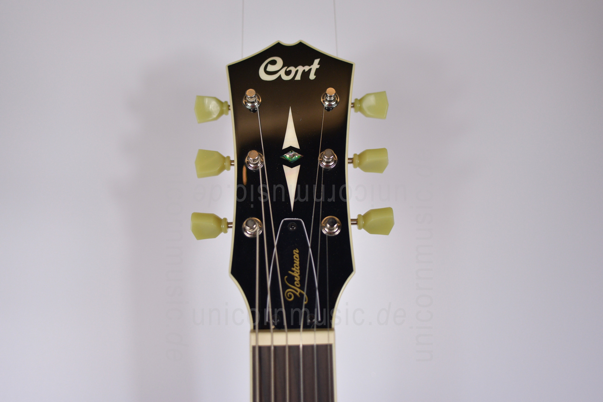 zur Artikelbeschreibung / Preis Halbresonanz Jazz-Gitarre CORT YORKTOWN Tobacco Burst + Bigsby 
