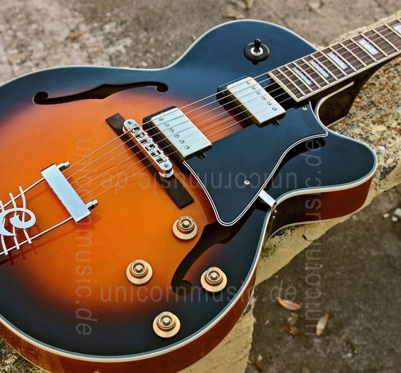 zur Artikelbeschreibung / Preis Halbresonanz Jazz-Gitarre CORT YORKTOWN Tobacco Burst + original Tasche