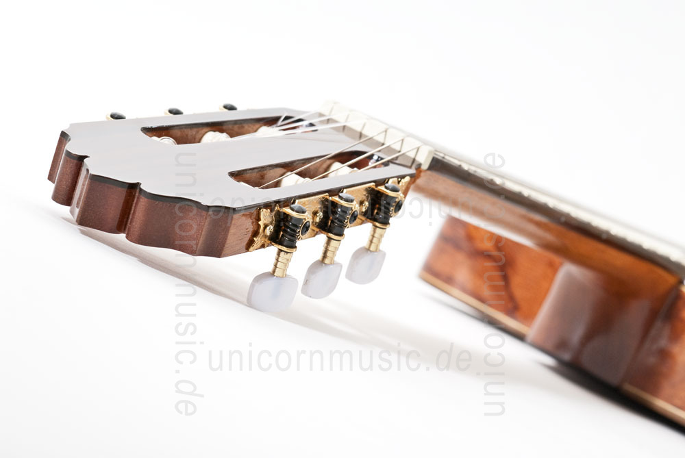 zur Artikelbeschreibung / Preis Spanische Konzertgitarre JOAN CASHIMIRA MODELL 56e E-C Cutaway  Thinline - ohne Tonabnehmer - massive Zederndecke