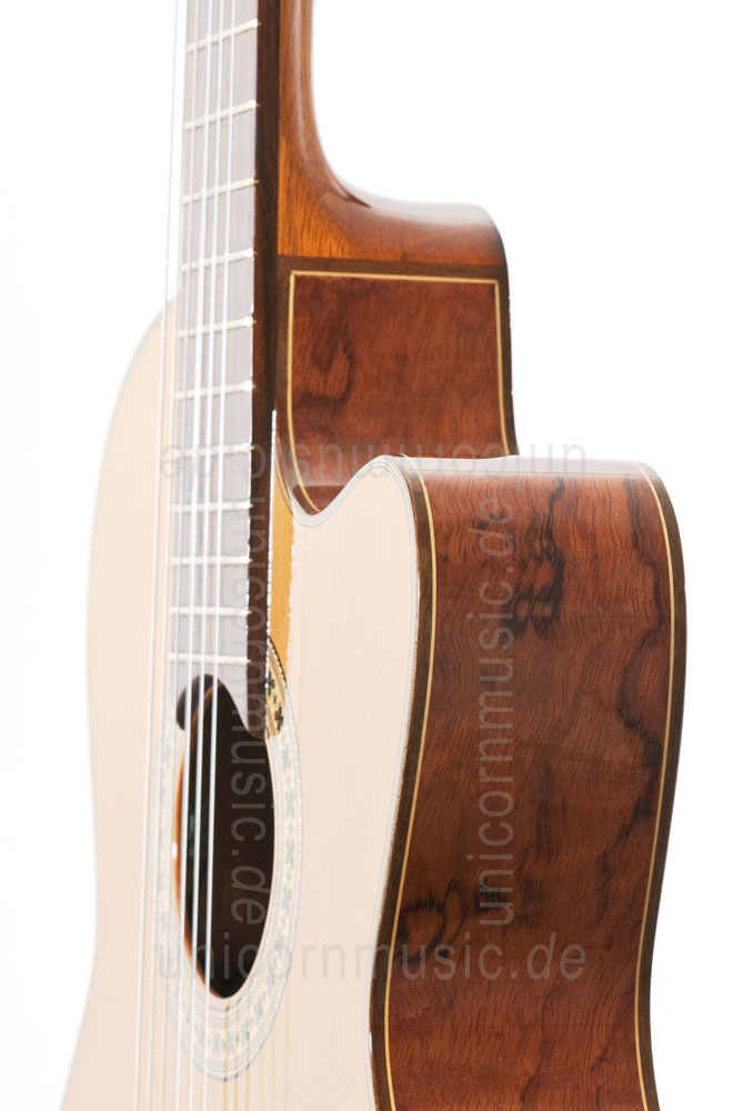 zur Artikelbeschreibung / Preis Spanische Konzertgitarre JOAN CASHIMIRA MODELL 56e E-C Cutaway  Thinline - ohne Tonabnehmer - massive Zederndecke