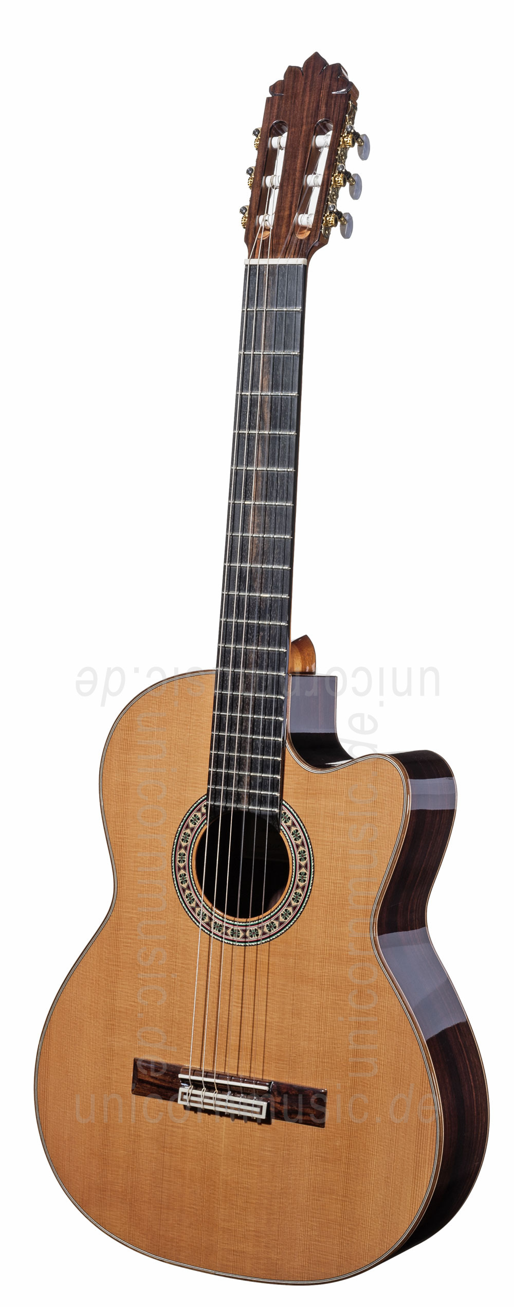 zur Artikelbeschreibung / Preis Spanische Konzertgitarre JOAN CASHIMIRA MODELL 130 Cutaway Zeder - ohne Tonabnehmer - massive Zederndecke